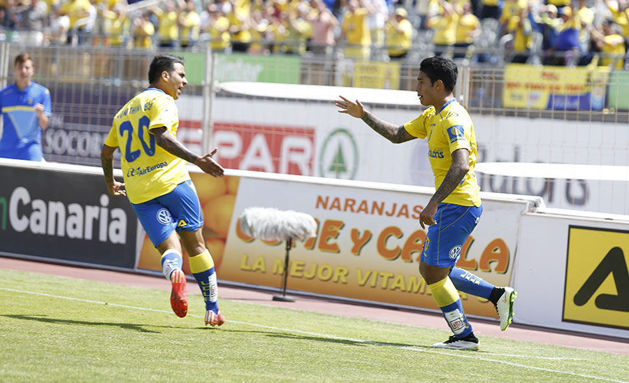 Viera y Araujo celebran el tanto del empate / Toño Suárez (udlaspalmas.net)