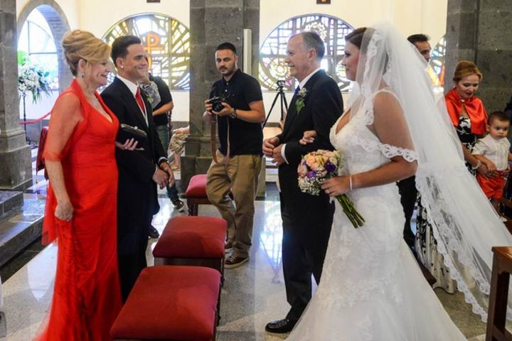 Roque Mesa y Patricia Blanca, en el altar de la Iglesia Santa Isabel de Hungría / LaProvincia.es