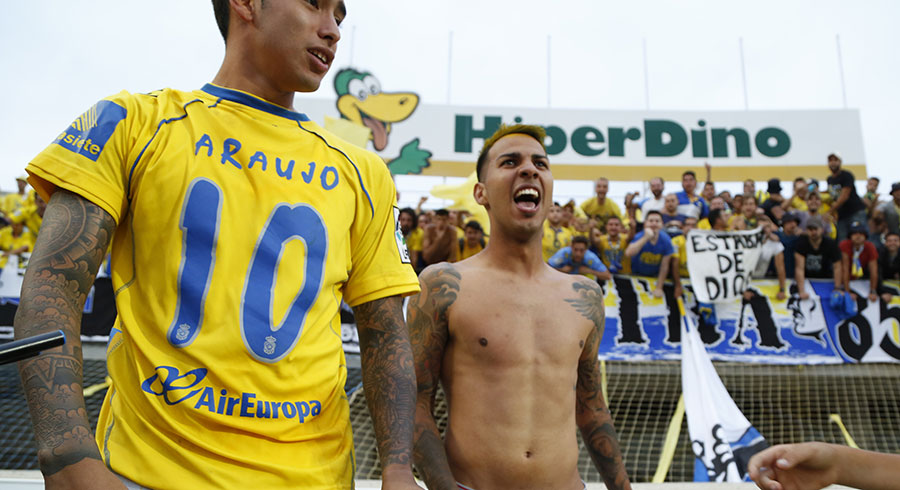 Sergio Araujo y Jonathan Viera celebran el ascenso con Ultra Naciente / Toño Suárez (udlaspalmas.net)
