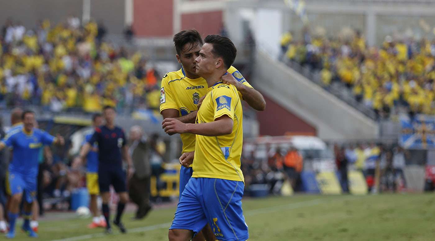 Roque y Simón celebran el primer tanto / Toño Suárez (udlaspalmas.net)