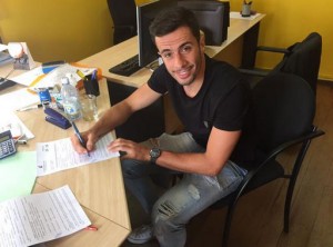 Hernán Santana, firmando su nuevo contrato