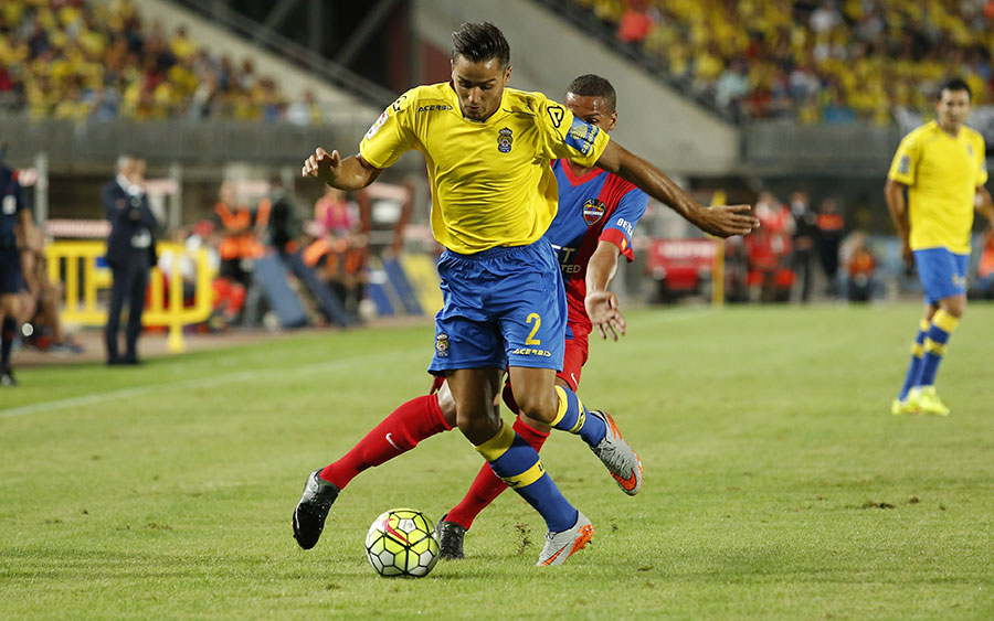 David Simón enfila el carril diestro, ante la presión de Deyverson / Toño Suárez (udlaspalmas.net)
