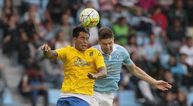 Araujo lucha un balón con Fontás / Foto: LFP.