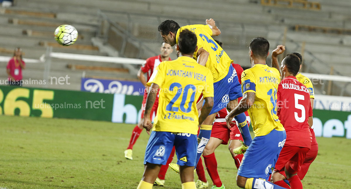 Antolín remata a gol tras centro de Araujo, el 2-0 / Toño Suárez (udlaspalmas.net)