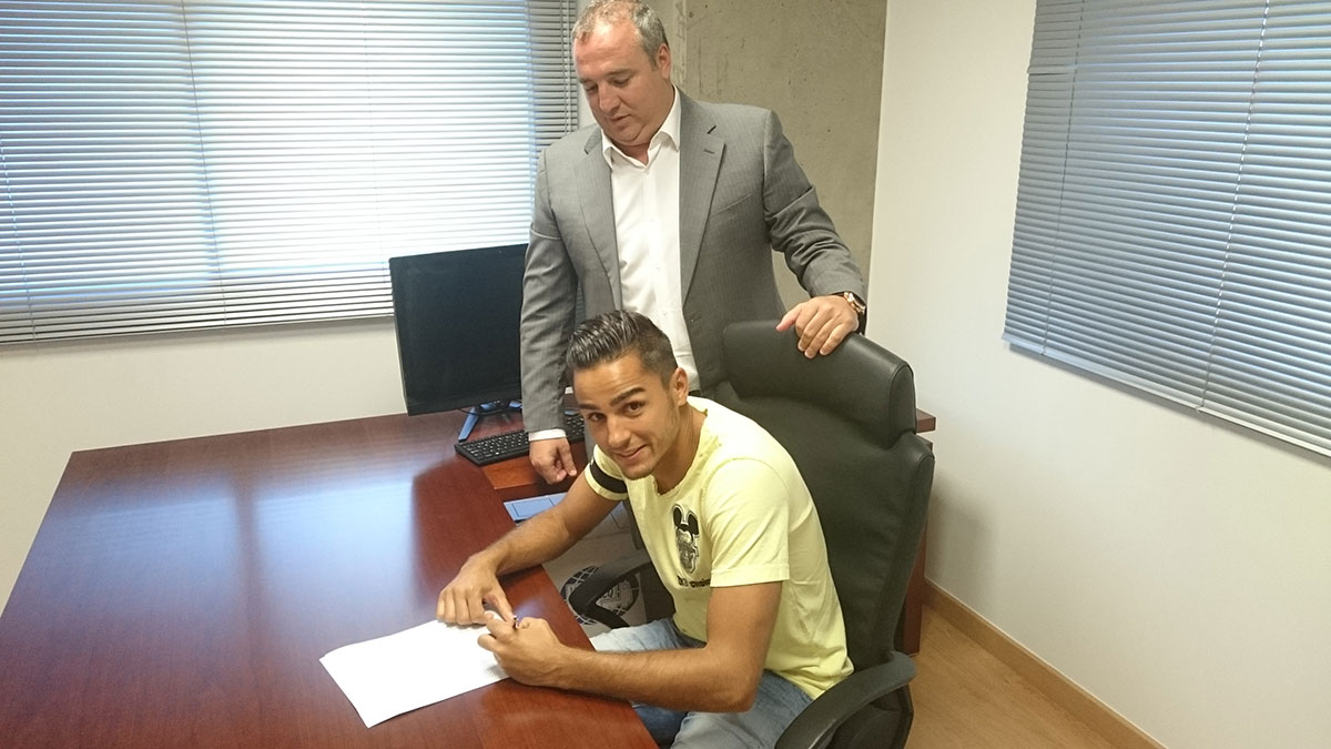 David Simón firmando su nuevo contrato / Web Oficial