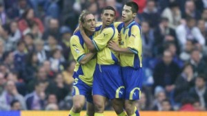 Guayre celebra junto a Paqui y Jorge su gol.