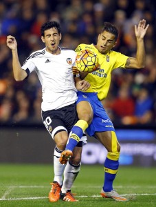 Simón y Parejo, en una acción de balón dividido / Superdeporte