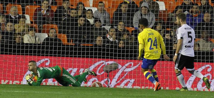 Domenech fue el mejor del Valencia, sacando varias manos milagrosas / Superdeporte