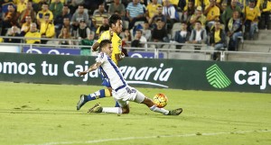 Araujo en el momento de definir para el 2-0 / Toño Suárez (udlaspalmas.net)