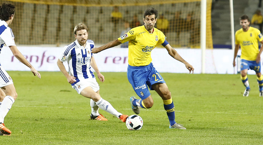 Valerón, en una acción ante la Real / Toño Suárez (udlaspalmas.net)