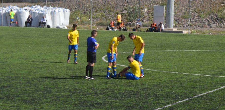 Óscar Pérez se lesionó y dejó el terreno de juego / Nauzet Robaina (udlaspalmas.net)