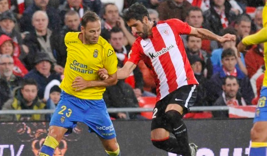 Dani Castellano, en una acción con Raúl García / Lfp.es