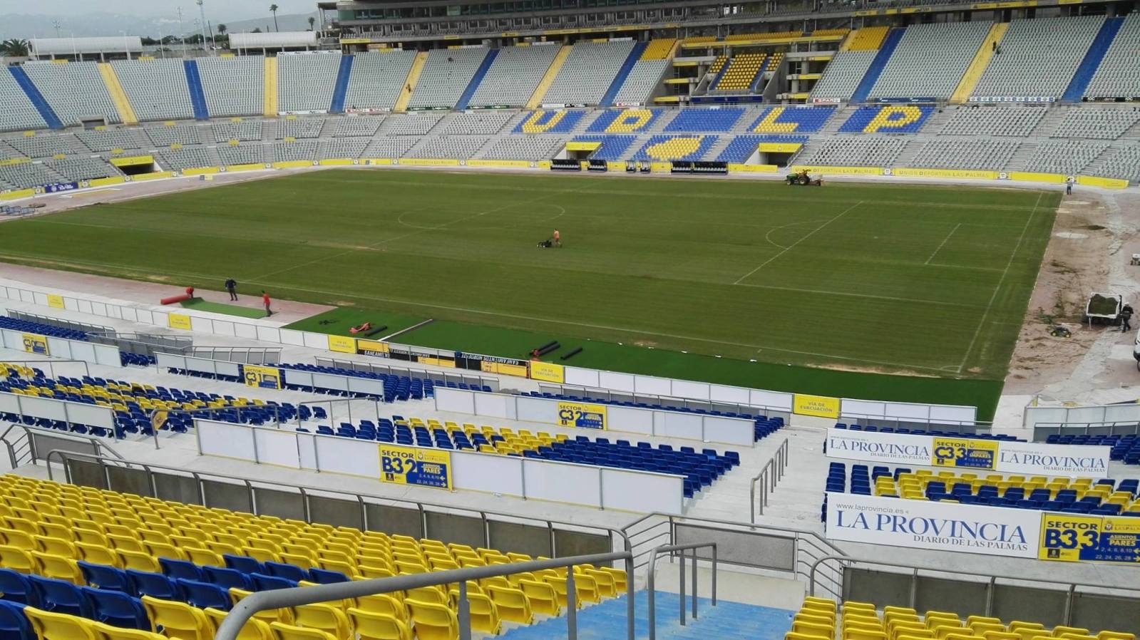 Instalación de lonas de césped artificial en la Grada Sur / Foro udlaspalmas.net (SEV)