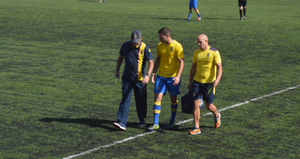 Óscar Pérez salió lesionado en el partido ante el Granadilla / udlaspalmas.net