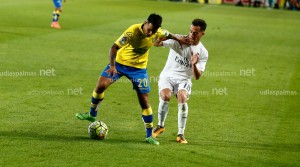 Jonathan Viera, muy vigilado por los defensores merengues / Toño Suárez (udlaspalmas.net)