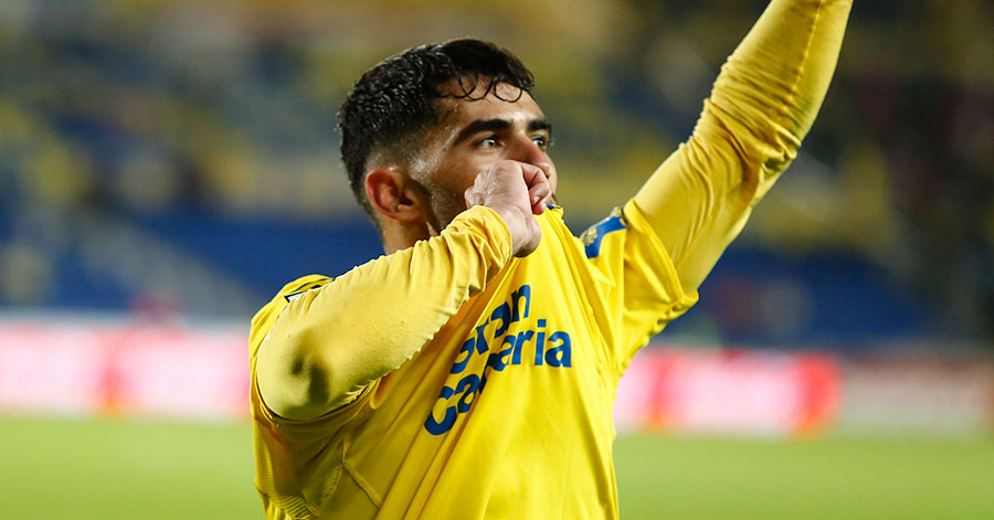 Tana celebra el 4-0 besando el escudo / Toño Suárez (udlaspalmas.net)