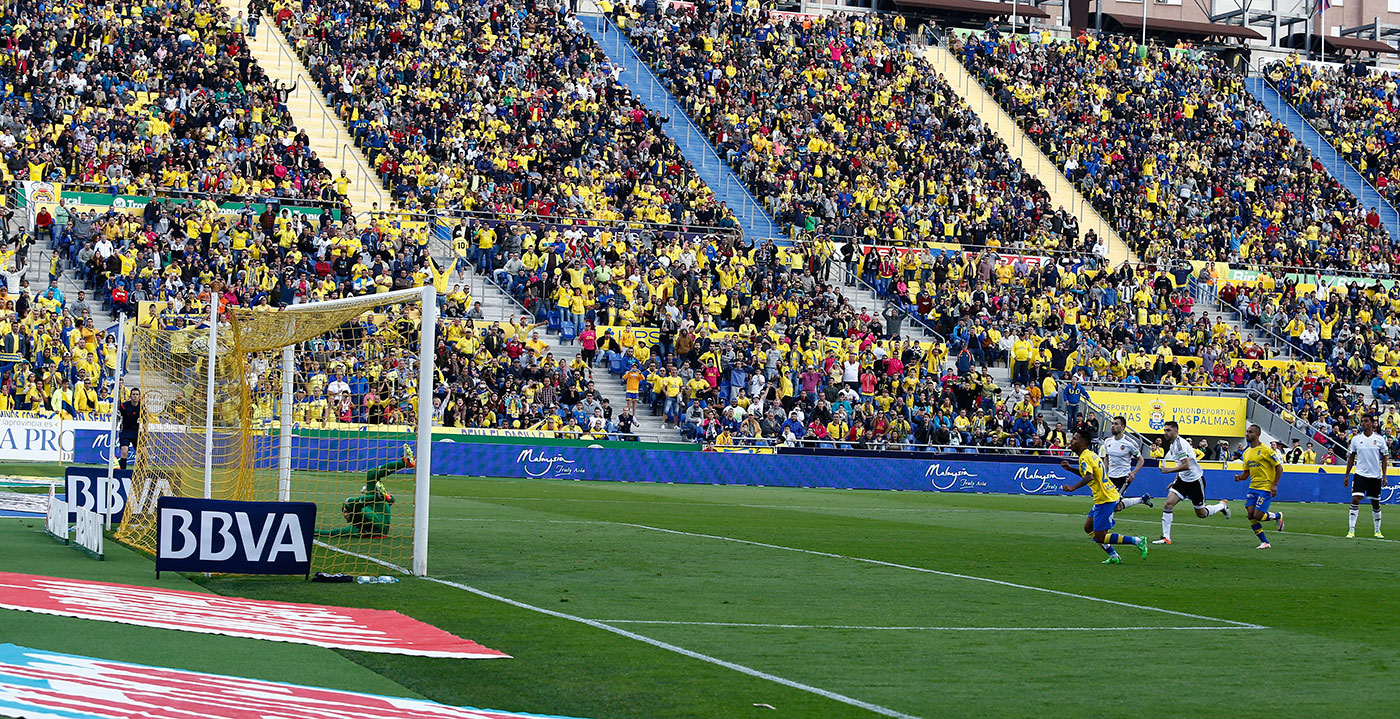 Willian transforma el penalti para el 1-1 / Toño Suárez (udlaspalmas.net)
