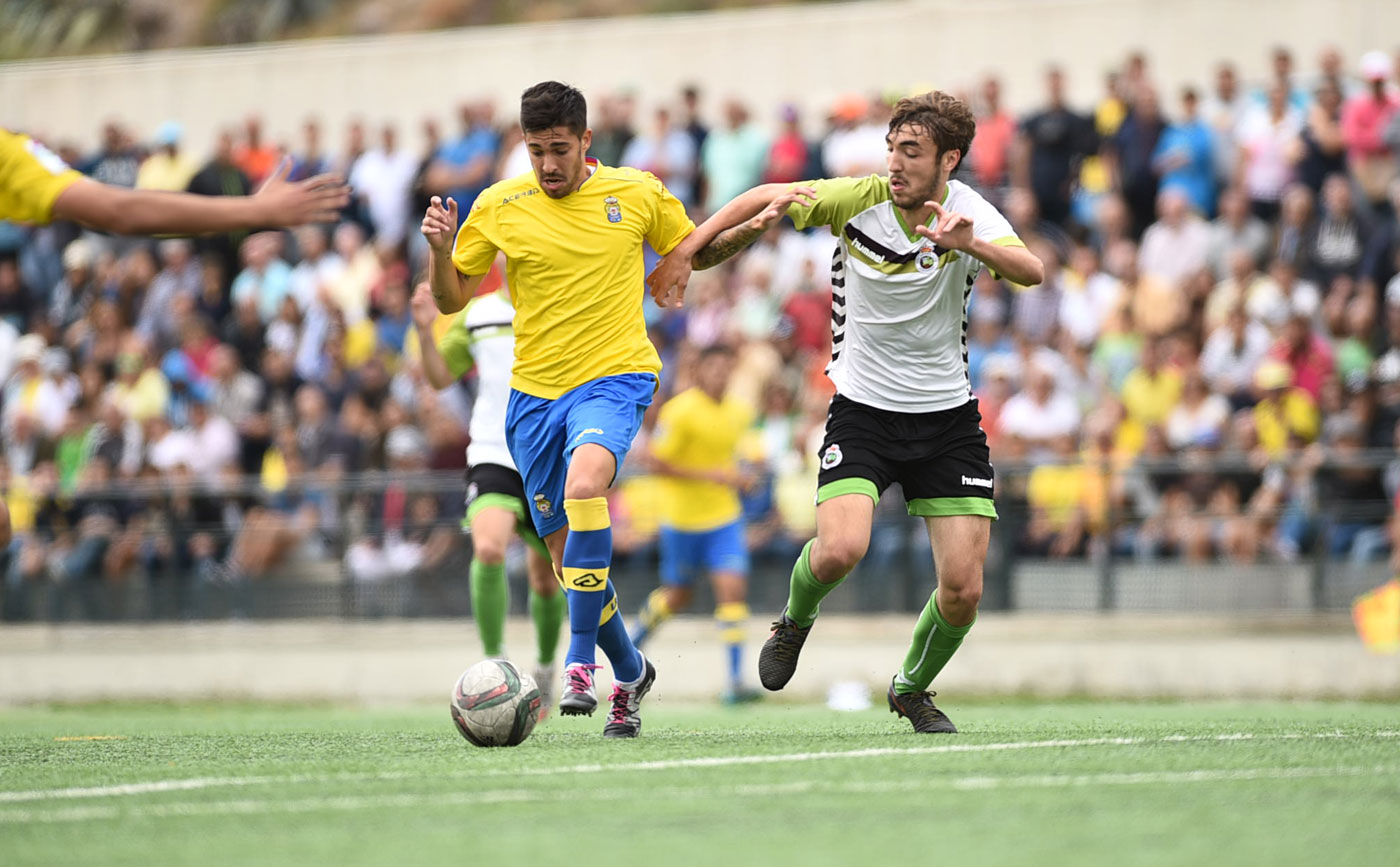 Nico González, presionado por un contrario / Samuel Sánchez (udlaspalmas.net)