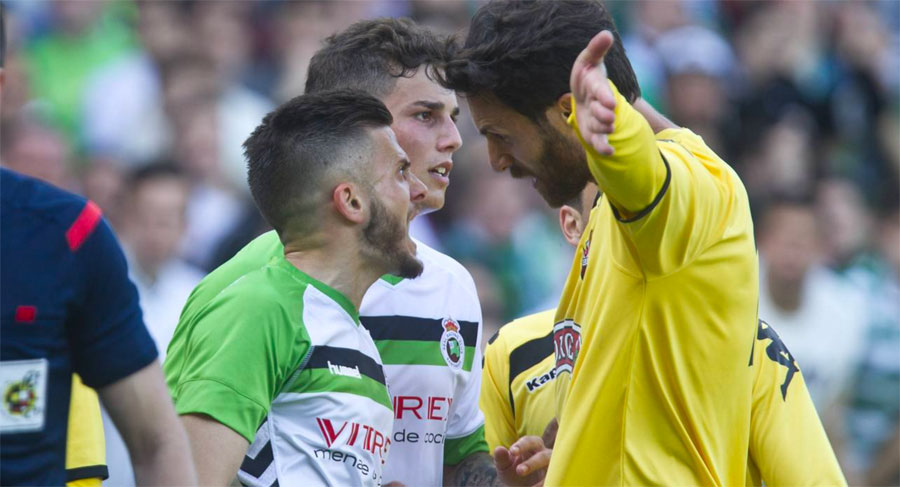 Artiles se encara con un jugador del Reus / Diario Montañés