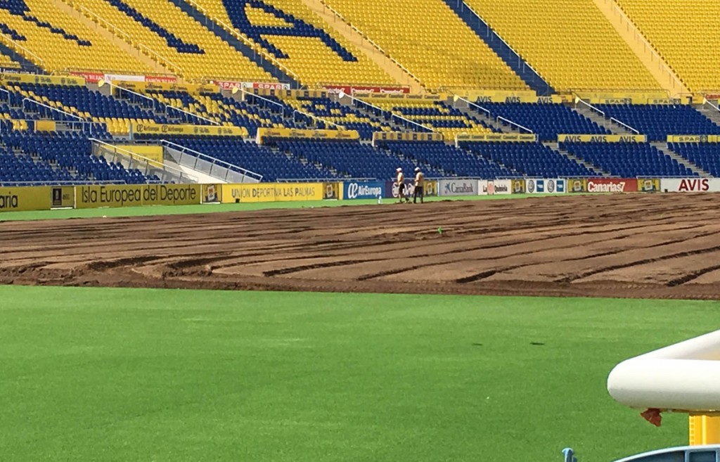 FOTOS | Este lunes los operarios encargados del cuidado del césped han iniciado el sembrado de semillas tras unas obras que permitirán oxigenar el futuro césped. Desde el primer día de la finalización del último partido del curso en el Estadio de Gran Canaria ante el Athletic Club, el césped del Estadio de Gran Canaria