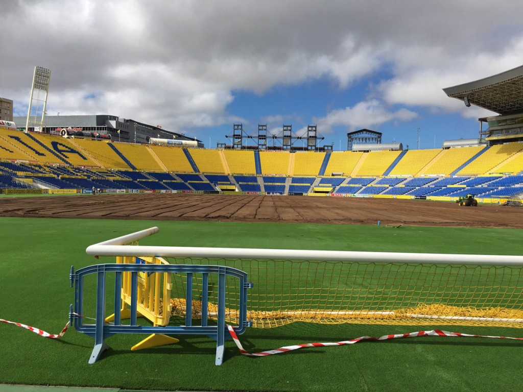 FOTOS | Este lunes los operarios encargados del cuidado del césped han iniciado el sembrado de semillas tras unas obras que permitirán oxigenar el futuro césped. Desde el primer día de la finalización del último partido del curso en el Estadio de Gran Canaria ante el Athletic Club, el césped del Estadio de Gran Canaria