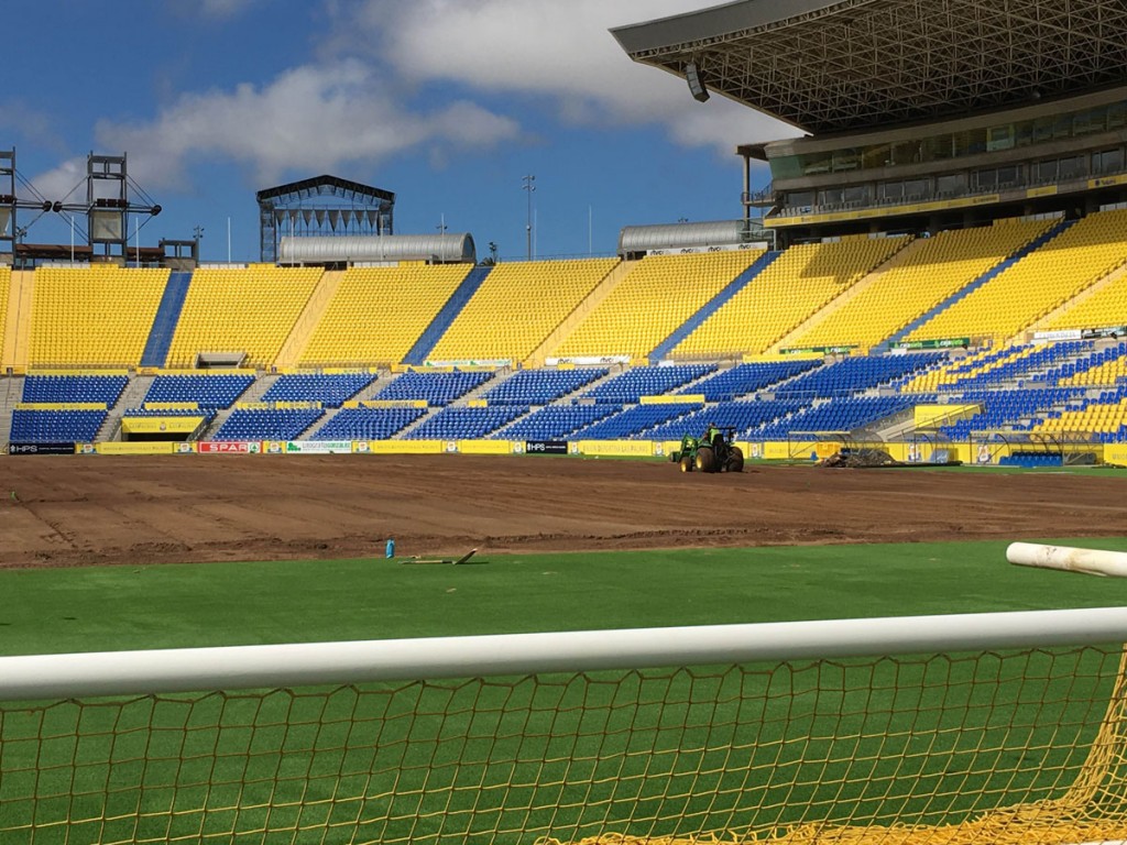 FOTOS | Este lunes los operarios encargados del cuidado del césped han iniciado el sembrado de semillas tras unas obras que permitirán oxigenar el futuro césped. Desde el primer día de la finalización del último partido del curso en el Estadio de Gran Canaria ante el Athletic Club, el césped del Estadio de Gran Canaria