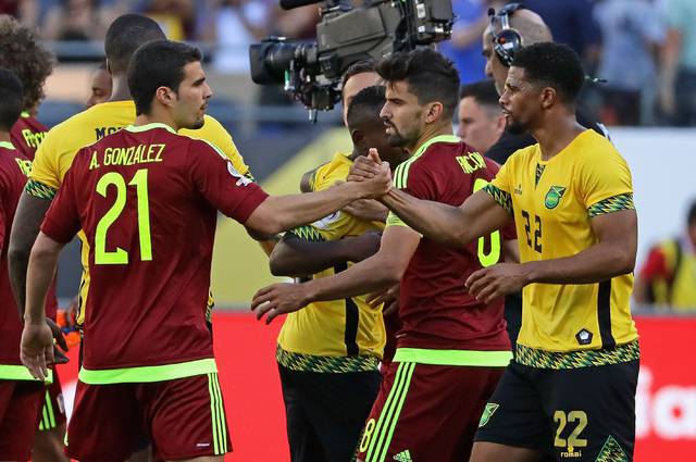 Alexander González, con el 21 en la espalda, en el partido disputado por Venezuela en la Copa América ante Jamaica hasta 7 días / AFP