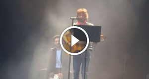 VÍDEO | El cantautor onubense dio una sorpresa a los asistentes a su concierto de este viernes con una canción a Gran Canaria y a la UD Las Palmas. ¡No te lo pierdas! Este viernes Manuel Carrasco ofreció un concierto en el anexo al Estadio de Gran Canaria ante más de 2.000 personas que vibraron