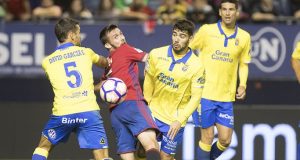 Tras la formidable actuación de Las Palmas ante el Real Madrid en el Santiago Bernabéu, toca bajar de las nubes y volver a la realidad, a la liga de los mortales. El CA Osasuna visitará Gran Canaria en un momento aciago y Las Palmas no se puede permitir resucitar otro muerto. La ilusión ha vuelto
