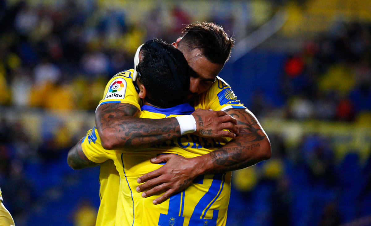 Kevin-Prince Boateng agradece a Míchel Macedo la asistencia del 1-0 / Gabriel Jiménez (udlaspalmas.NET)