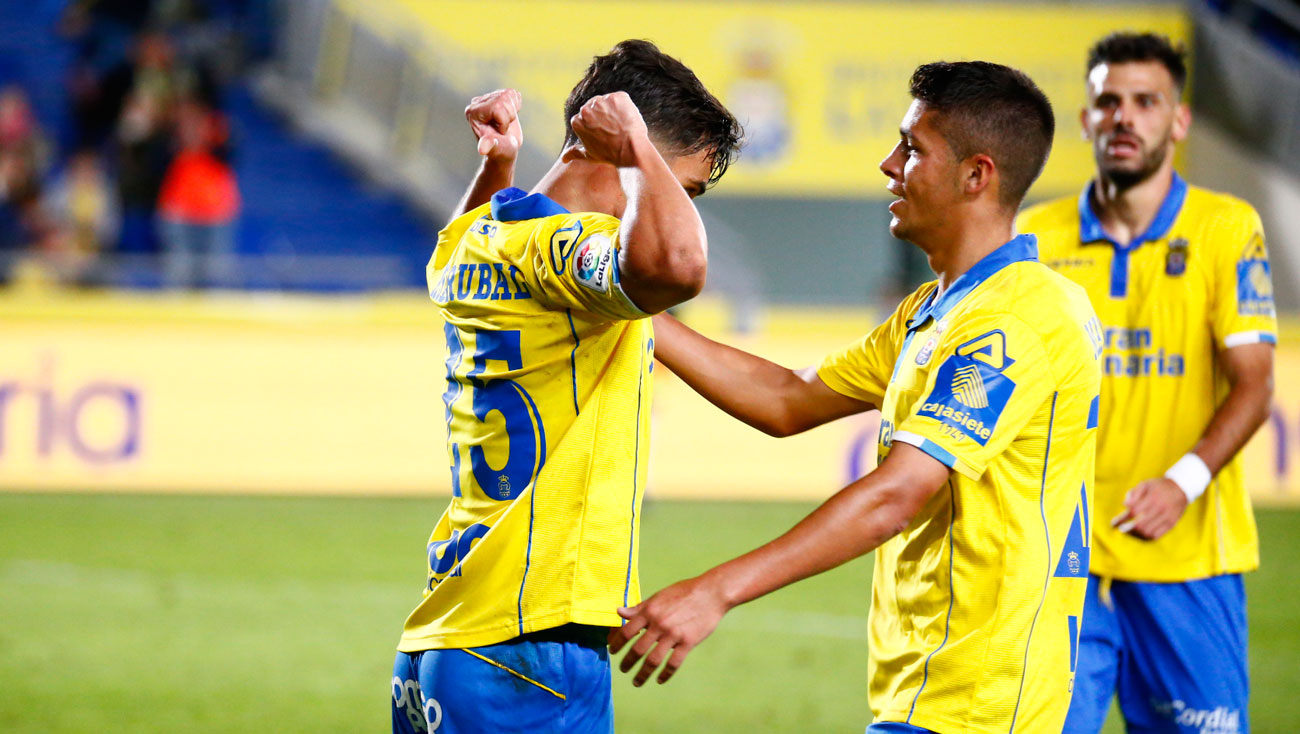 Asdríubal Padrón celebra el 2-0, señalándose su nombre / Gabriel Jiménez (udlaspalmas.NET)