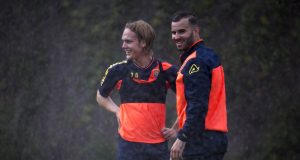 El nuevo jugador amarillo completa con normalidad su primera sesión de trabajo como jugador de la Unión Deportiva Las Palmas. Primer día de Jesé Rodríguez con sus compañeros. El delantero amarillo, tras entrenarse en solitario en el día de ayer, completó la primera sesión con sus nuevos compañeros mostrando una gran integración. Jesé completó con