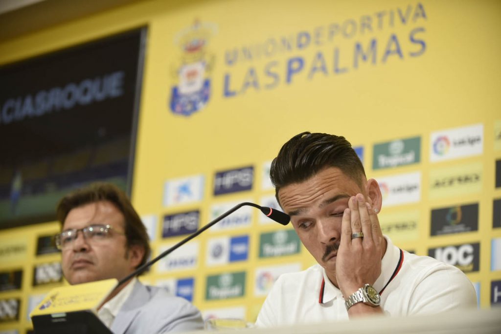 FOTOGALERÍA | Día de mucha emoción para Roque Mesa y su familia. Vea la FOTOGALERÍA. [CARTA] Lea la carta de despedida de Roque Mesa Día muy emotivo para Roque Mesa. El jugador amarillo, tras ser traspasado al Swansea en el día de ayer, quería despedirse de la afición y el club en una sala de