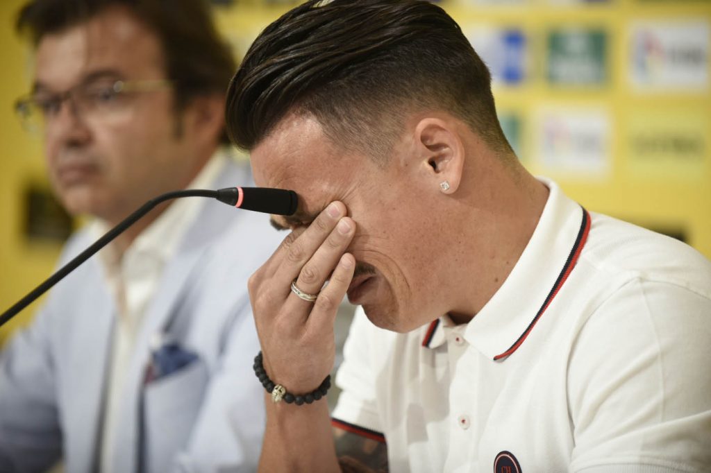 FOTOGALERÍA | Día de mucha emoción para Roque Mesa y su familia. Vea la FOTOGALERÍA. [CARTA] Lea la carta de despedida de Roque Mesa Día muy emotivo para Roque Mesa. El jugador amarillo, tras ser traspasado al Swansea en el día de ayer, quería despedirse de la afición y el club en una sala de