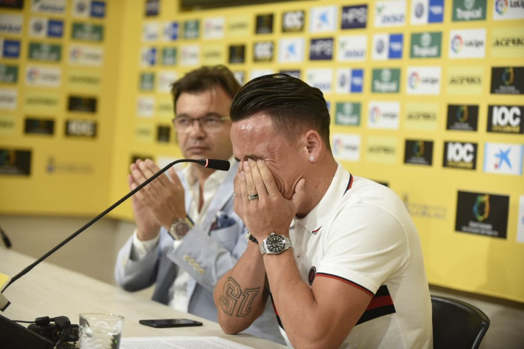 FOTOGALERÍA | Día de mucha emoción para Roque Mesa y su familia. Vea la FOTOGALERÍA. [CARTA] Lea la carta de despedida de Roque Mesa Día muy emotivo para Roque Mesa. El jugador amarillo, tras ser traspasado al Swansea en el día de ayer, quería despedirse de la afición y el club en una sala de
