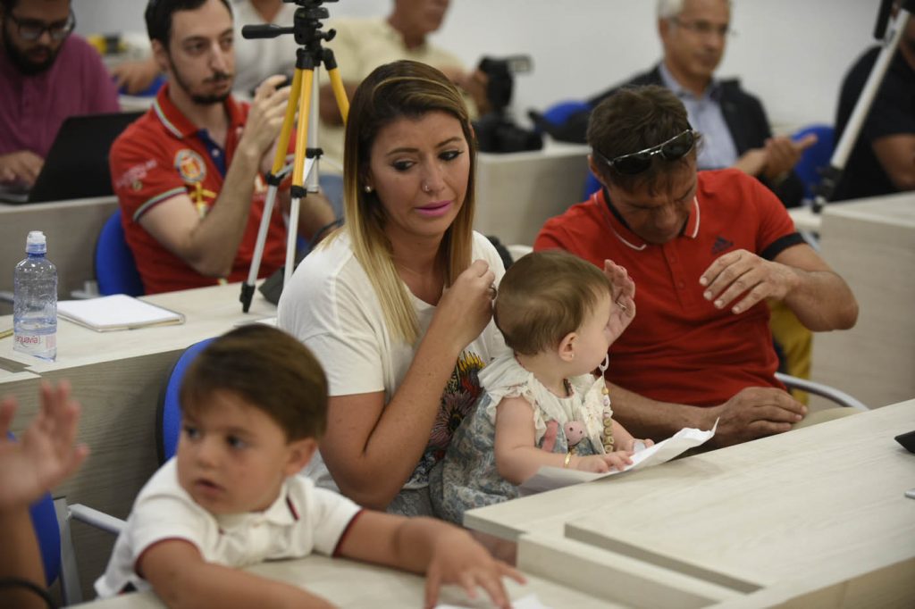 FOTOGALERÍA | Día de mucha emoción para Roque Mesa y su familia. Vea la FOTOGALERÍA. [CARTA] Lea la carta de despedida de Roque Mesa Día muy emotivo para Roque Mesa. El jugador amarillo, tras ser traspasado al Swansea en el día de ayer, quería despedirse de la afición y el club en una sala de