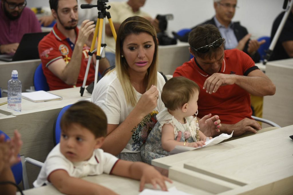 FOTOGALERÍA | Día de mucha emoción para Roque Mesa y su familia. Vea la FOTOGALERÍA. [CARTA] Lea la carta de despedida de Roque Mesa Día muy emotivo para Roque Mesa. El jugador amarillo, tras ser traspasado al Swansea en el día de ayer, quería despedirse de la afición y el club en una sala de