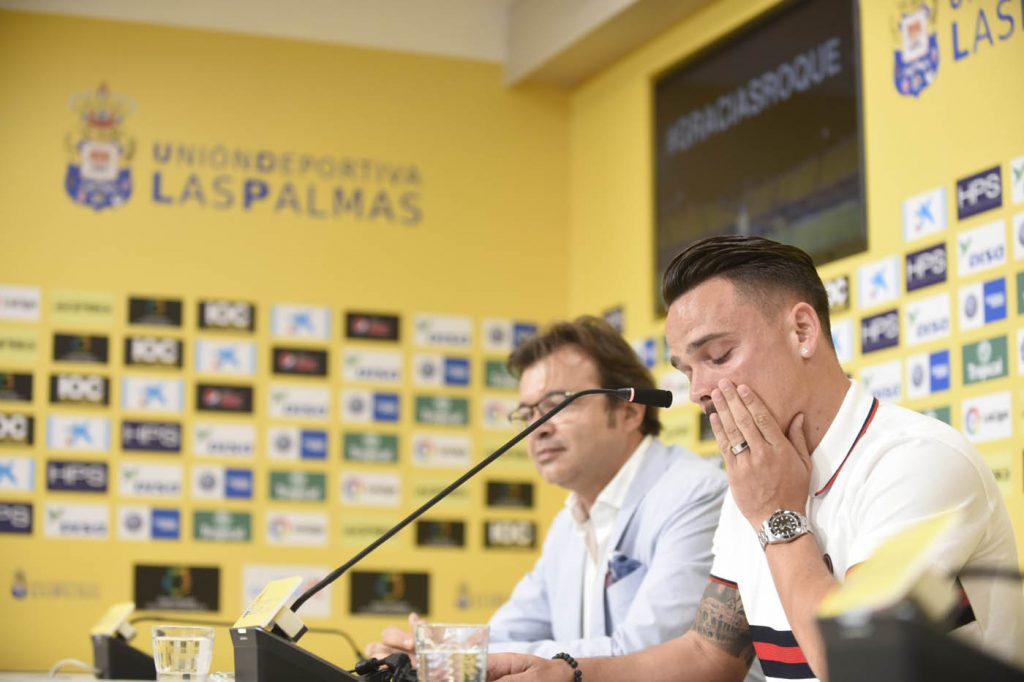 FOTOGALERÍA | Día de mucha emoción para Roque Mesa y su familia. Vea la FOTOGALERÍA. [CARTA] Lea la carta de despedida de Roque Mesa Día muy emotivo para Roque Mesa. El jugador amarillo, tras ser traspasado al Swansea en el día de ayer, quería despedirse de la afición y el club en una sala de