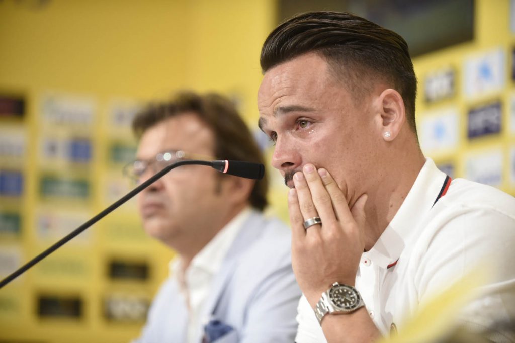 FOTOGALERÍA | Día de mucha emoción para Roque Mesa y su familia. Vea la FOTOGALERÍA. [CARTA] Lea la carta de despedida de Roque Mesa Día muy emotivo para Roque Mesa. El jugador amarillo, tras ser traspasado al Swansea en el día de ayer, quería despedirse de la afición y el club en una sala de