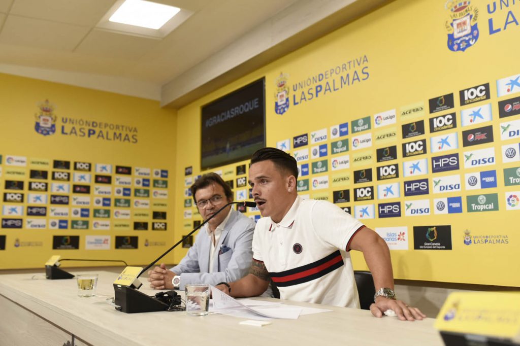 FOTOGALERÍA | Día de mucha emoción para Roque Mesa y su familia. Vea la FOTOGALERÍA. [CARTA] Lea la carta de despedida de Roque Mesa Día muy emotivo para Roque Mesa. El jugador amarillo, tras ser traspasado al Swansea en el día de ayer, quería despedirse de la afición y el club en una sala de