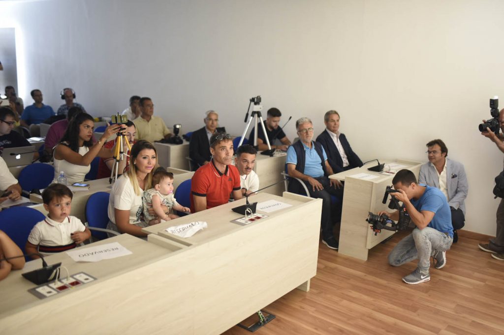 FOTOGALERÍA | Día de mucha emoción para Roque Mesa y su familia. Vea la FOTOGALERÍA. [CARTA] Lea la carta de despedida de Roque Mesa Día muy emotivo para Roque Mesa. El jugador amarillo, tras ser traspasado al Swansea en el día de ayer, quería despedirse de la afición y el club en una sala de