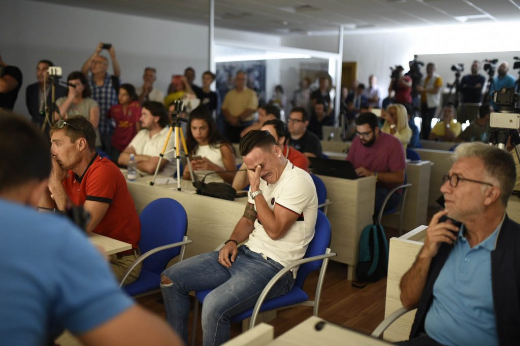 FOTOGALERÍA | Día de mucha emoción para Roque Mesa y su familia. Vea la FOTOGALERÍA. [CARTA] Lea la carta de despedida de Roque Mesa Día muy emotivo para Roque Mesa. El jugador amarillo, tras ser traspasado al Swansea en el día de ayer, quería despedirse de la afición y el club en una sala de