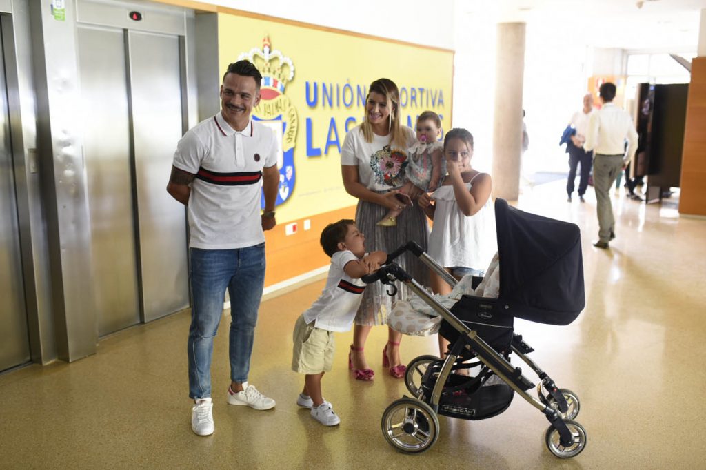 FOTOGALERÍA | Día de mucha emoción para Roque Mesa y su familia. Vea la FOTOGALERÍA. [CARTA] Lea la carta de despedida de Roque Mesa Día muy emotivo para Roque Mesa. El jugador amarillo, tras ser traspasado al Swansea en el día de ayer, quería despedirse de la afición y el club en una sala de