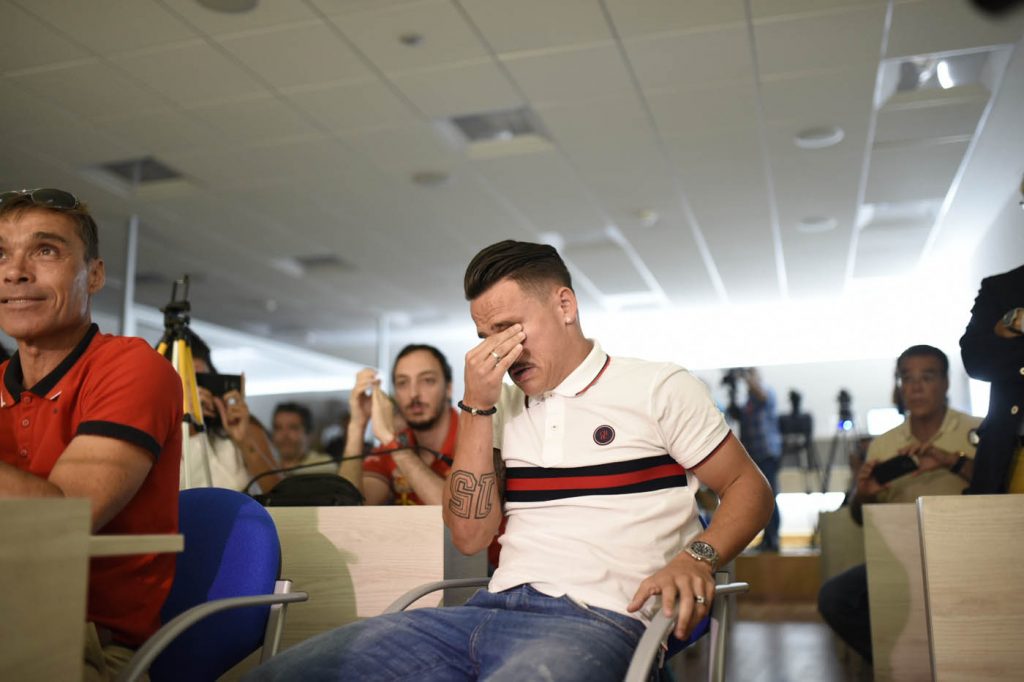 FOTOGALERÍA | Día de mucha emoción para Roque Mesa y su familia. Vea la FOTOGALERÍA. [CARTA] Lea la carta de despedida de Roque Mesa Día muy emotivo para Roque Mesa. El jugador amarillo, tras ser traspasado al Swansea en el día de ayer, quería despedirse de la afición y el club en una sala de