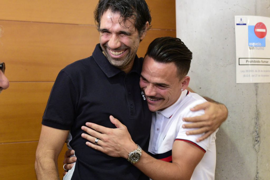 FOTOGALERÍA | Día de mucha emoción para Roque Mesa y su familia. Vea la FOTOGALERÍA. [CARTA] Lea la carta de despedida de Roque Mesa Día muy emotivo para Roque Mesa. El jugador amarillo, tras ser traspasado al Swansea en el día de ayer, quería despedirse de la afición y el club en una sala de