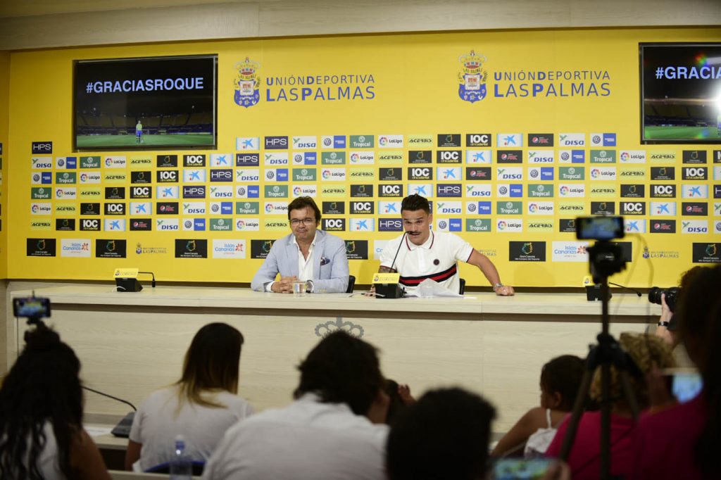 FOTOGALERÍA | Día de mucha emoción para Roque Mesa y su familia. Vea la FOTOGALERÍA. [CARTA] Lea la carta de despedida de Roque Mesa Día muy emotivo para Roque Mesa. El jugador amarillo, tras ser traspasado al Swansea en el día de ayer, quería despedirse de la afición y el club en una sala de