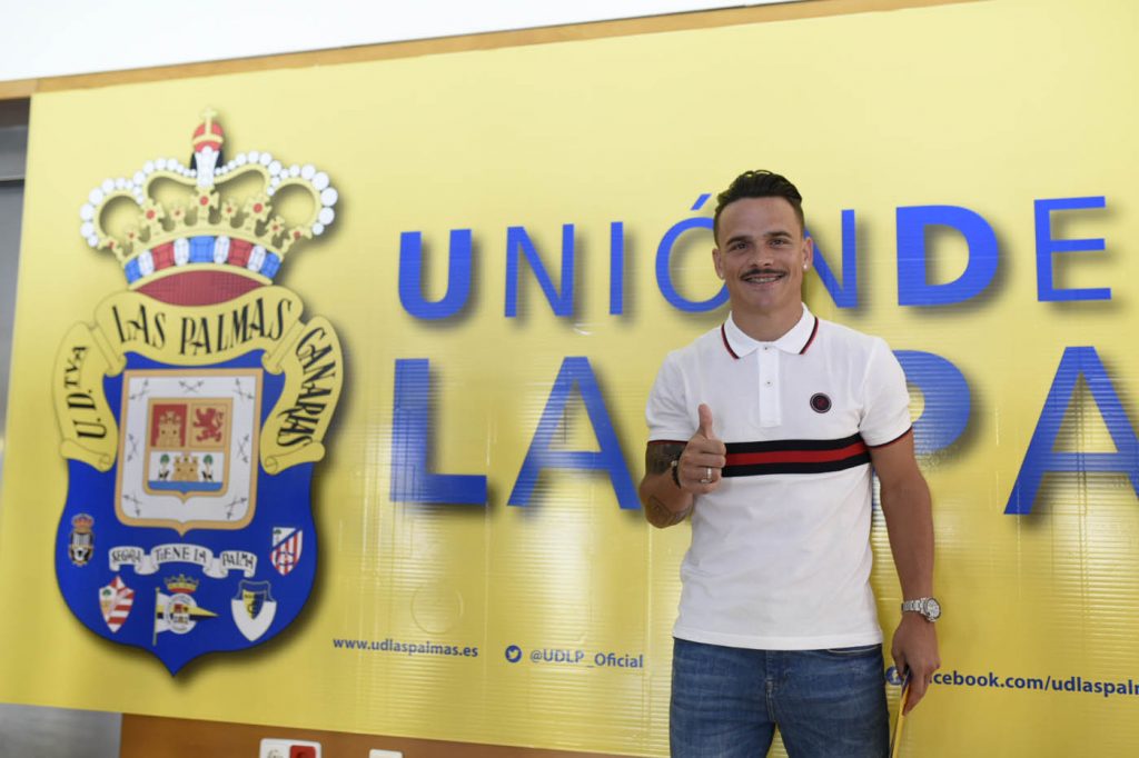 FOTOGALERÍA | Día de mucha emoción para Roque Mesa y su familia. Vea la FOTOGALERÍA. [CARTA] Lea la carta de despedida de Roque Mesa Día muy emotivo para Roque Mesa. El jugador amarillo, tras ser traspasado al Swansea en el día de ayer, quería despedirse de la afición y el club en una sala de