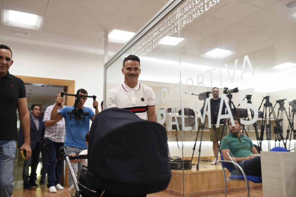 FOTOGALERÍA | Día de mucha emoción para Roque Mesa y su familia. Vea la FOTOGALERÍA. [CARTA] Lea la carta de despedida de Roque Mesa Día muy emotivo para Roque Mesa. El jugador amarillo, tras ser traspasado al Swansea en el día de ayer, quería despedirse de la afición y el club en una sala de