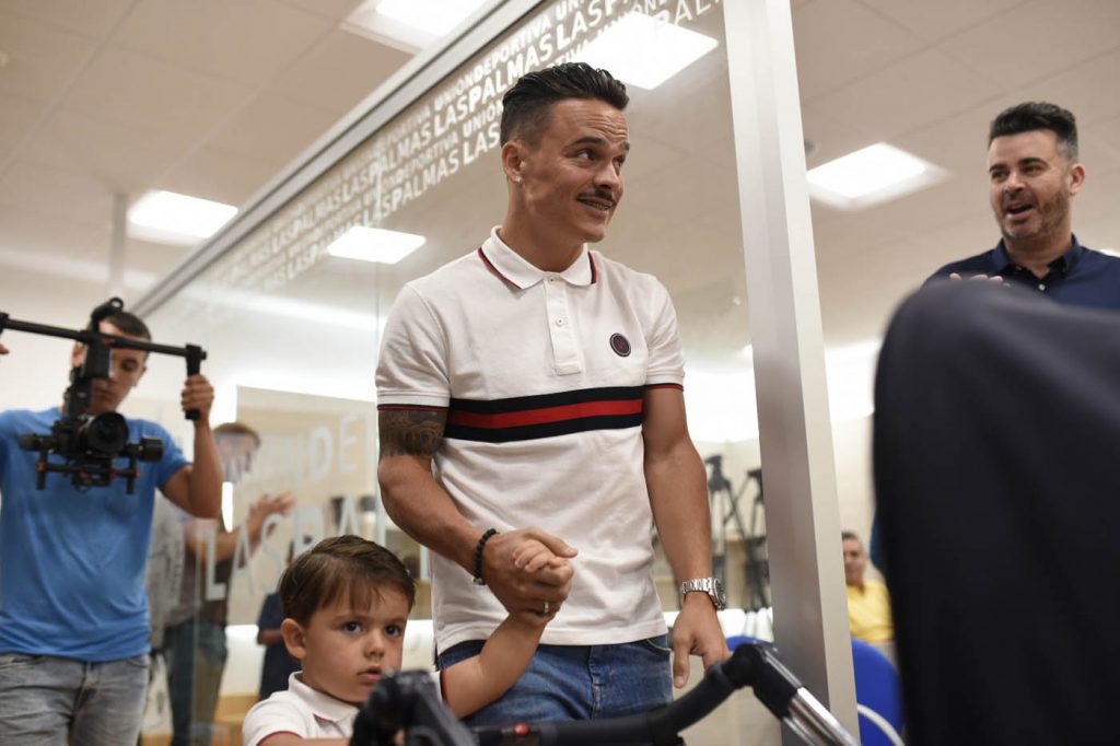 FOTOGALERÍA | Día de mucha emoción para Roque Mesa y su familia. Vea la FOTOGALERÍA. [CARTA] Lea la carta de despedida de Roque Mesa Día muy emotivo para Roque Mesa. El jugador amarillo, tras ser traspasado al Swansea en el día de ayer, quería despedirse de la afición y el club en una sala de