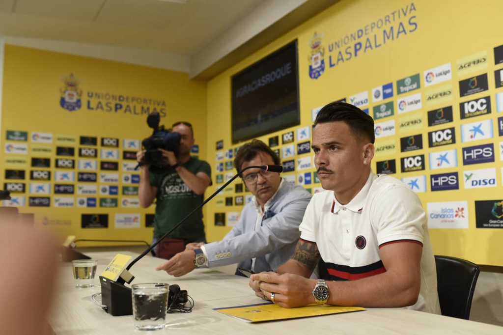 FOTOGALERÍA | Día de mucha emoción para Roque Mesa y su familia. Vea la FOTOGALERÍA. [CARTA] Lea la carta de despedida de Roque Mesa Día muy emotivo para Roque Mesa. El jugador amarillo, tras ser traspasado al Swansea en el día de ayer, quería despedirse de la afición y el club en una sala de